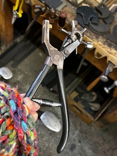 Das Schusterhandwerk erfordert Geduld und Geschick