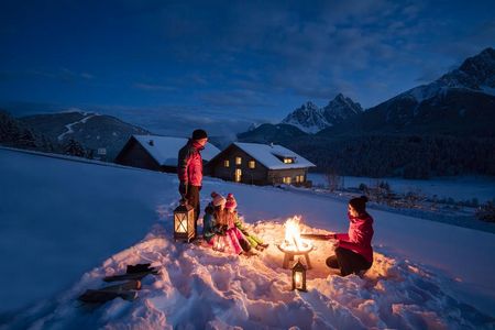  Sobald die Temperaturen fallen, wird auf einigen Bauernhöfe des Südtiroler Qualitätssiegels „Roter Hahn“ ein kuscheliges Lagerfeuer unter freiem Himmel zum Erlebnis für die ganze Familie. Bildnachweis: Roter Hahn - Frieder Blickle