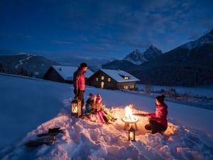 Sobald die Temperaturen fallen, wird auf einigen Bauernhöfe des Südtiroler Qualitätssiegels „Roter Hahn“ ein kuscheliges Lagerfeuer unter freiem Himmel zum Erlebnis für die ganze Familie. Bildnachweis: Roter Hahn - Frieder Blickle Sobald die Temperaturen fallen, wird auf einigen Bauernhöfe des Südtiroler Qualitätssiegels „Roter Hahn“ ein kuscheliges Lagerfeuer unter freiem Himmel zum Erlebnis für die ganze Familie. Bildnachweis: Roter Hahn - Frieder Blickle