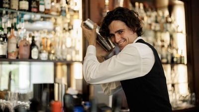 Beim „After Work“ am 21. Mai und 18. Juni 2026 im oberbayerischen Hotel Vier Jahreszeiten Starnberg lassen Gäste den Arbeitstag in der hauseigenen Hemingway Bar mit Happy-Hour-Special und sommerlichen Beats ausklingen