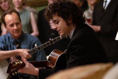 Bob Dylan (Timothée Chalamet) und Pete Seeger (Edward Norton)