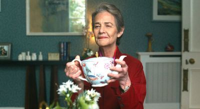 Die Mutter (Charlotte Rampling) kommandiert die Kaffeetafel
