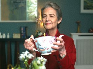 Die Mutter (Charlotte Rampling) kommandiert die Kaffeetafel