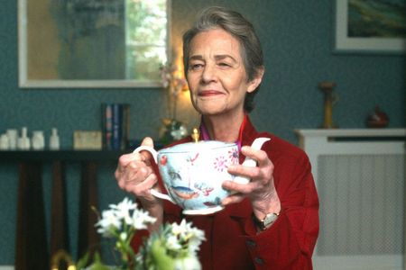 Die Mutter (Charlotte Rampling) kommandiert die Kaffeetafel