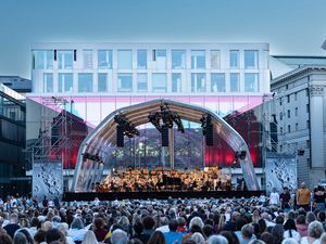 Die Spielzeit 2024-25 der Bayerischen Staatsoper wird dieses Jahr mit dem Oper für alle-Konzert eröffnet Die Spielzeit 2024-25 der Bayerischen Staatsoper wird dieses Jahr mit dem Oper für alle-Konzert eröffnet