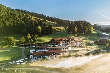 Aufgeteilt in die benachbarten Gebäude Landhaus und Gutshof, bietet Haubers Naturresort im Allgäu ein gemütliches Refugium inmitten der über 60 Hektar eigenen Wiesen und Wäldern