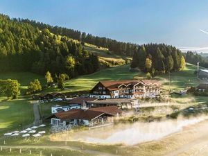 Aufgeteilt in die benachbarten Gebäude Landhaus und Gutshof, bietet Haubers Naturresort im Allgäu ein gemütliches Refugium inmitten der über 60 Hektar eigenen Wiesen und Wäldern Aufgeteilt in die benachbarten Gebäude Landhaus und Gutshof, bietet Haubers Naturresort im Allgäu ein gemütliches Refugium inmitten der über 60 Hektar eigenen Wiesen und Wäldern