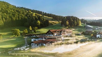 Aufgeteilt in die benachbarten Gebäude Landhaus und Gutshof, bietet Haubers Naturresort im Allgäu ein gemütliches Refugium inmitten der über 60 Hektar eigenen Wiesen und Wäldern
