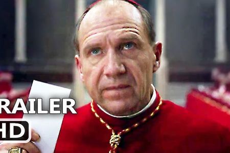 Der Papst ist unerwartet verstorben. Kardinal Lawrence (Ralph Fiennes) ist mit der schwierigen Aufgabe betraut, die Wahl des neuen Papstes zu leiten