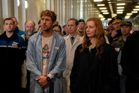Ryland Grace (Ryan Gosling) und Eva Stratt (Sandra Hüller) hören einer Ansprache zu