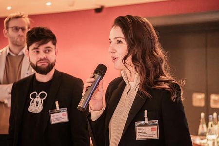 Maja Münzer, Vorstandsmitglied DIE JUNGEN UNTERNEHMER (rechts), Christoph Bösener (links), Robin Hellwinkel