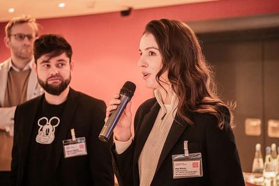 Maja Münzer, Vorstandsmitglied DIE JUNGEN UNTERNEHMER (rechts), Christoph Bösener (links), Robin Hellwinkel