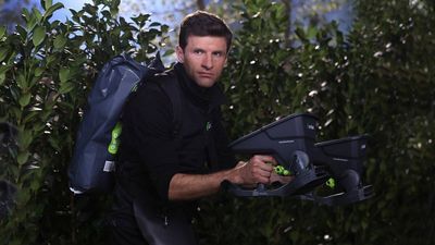 Thomas Müller macht sich im Garten seines Nachbarn zu schaffen