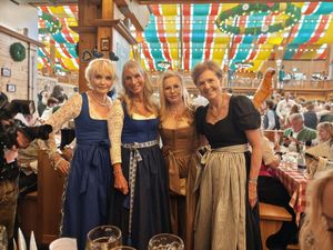 Nicole Simon LookToGo Wiesn-Anstich Nicole Simon LookToGo Wiesn-Anstich