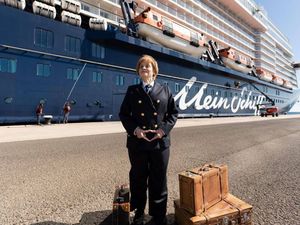 Miss Merkel geht an Bord - das Schiff spielt ebenfalls eine Hauptrolle