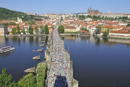 Bei Marathons durch die goldene Stadt, entlang der Moldau oder bei Natur- und Trailruns durch unberührte Nationalparks – Tschechien läuft auf Hochtouren
