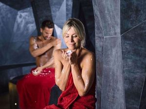 Ein absoluter USP der RupertusTherme in der oberbayerischen Salzmetropole Bad Reichenhall sind die Treatments mit dem natürlichen Mineralsoleschlick Laist, der die Haut glättet und strafft