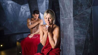 Ein absoluter USP der RupertusTherme in der oberbayerischen Salzmetropole Bad Reichenhall sind die Treatments mit dem natürlichen Mineralsoleschlick Laist, der die Haut glättet und strafft
