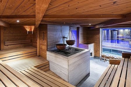 Die Finnische Sauna im Vier-Sterne-Superior-Hotel Bodenmaiser Hof im Bayerischen Wald ist einer der Arbeitsplätze von Saunameister Michael Kerschhofer