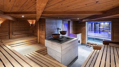 Die Finnische Sauna im Vier-Sterne-Superior-Hotel Bodenmaiser Hof im Bayerischen Wald ist einer der Arbeitsplätze von Saunameister Michael Kerschhofer
