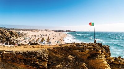 Winter adé an Lissabons Costa do Sol: Die 24 sonnenverwöhnten Pool- und Gartenvillen von Victor’s Portugal Malveira-Guincho liegen nur etwa fünf Autominuten vom berühmten Surfer-Hotspot Praia do Guincho entfernt