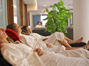 Neben täglich zwei Yogaeinheiten finden Gäste im hauseigenen Wellnessbereich der mallorquinische Son Manera Retreat Finca von Indigourlaub viel Zeit für Ruhe und Erholung Neben täglich zwei Yogaeinheiten finden Gäste im hauseigenen Wellnessbereich der mallorquinische Son Manera Retreat Finca von Indigourlaub viel Zeit für Ruhe und Erholung