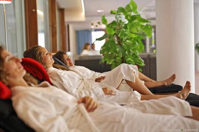 Neben täglich zwei Yogaeinheiten finden Gäste im hauseigenen Wellnessbereich der mallorquinische Son Manera Retreat Finca von Indigourlaub viel Zeit für Ruhe und Erholung