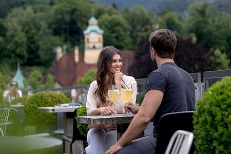 Bad Reichenhalls Open-Air-Terrassen sind im Sommer so beliebt wie hoch frequentiert. Aber in Skybars wie der Schafenden Hex findet sich zur blauen Stunde immer noch ein Plätzchen für den Sundowner