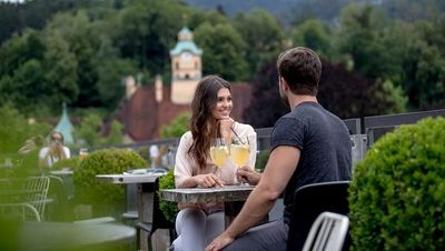 Bad Reichenhalls Open-Air-Terrassen sind im Sommer so beliebt wie hoch frequentiert. Aber in Skybars wie der Schafenden Hex findet sich zur blauen Stunde immer noch ein Plätzchen für den Sundowner