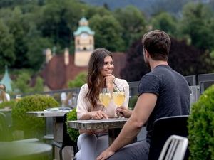 Bad Reichenhalls Open-Air-Terrassen sind im Sommer so beliebt wie hoch frequentiert. Aber in Skybars wie der Schafenden Hex findet sich zur blauen Stunde immer noch ein Plätzchen für den Sundowner Bad Reichenhalls Open-Air-Terrassen sind im Sommer so beliebt wie hoch frequentiert. Aber in Skybars wie der Schafenden Hex findet sich zur blauen Stunde immer noch ein Plätzchen für den Sundowner