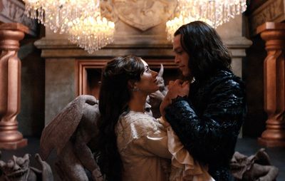 Dracula (Caleb Landry Jones) nähert sich der verführerischen Mina (Zoë Bleu) beim Tanz