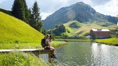 Auf dem Lechweg von Lech nach Warth in Vorarlberg kommen Wanderer am kleinen, idyllischen Seebachsee vorbei