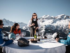 Edle Tropfen: Mit dem Sommelier auf der Piste findet jeder die passende Weinbegleitung Edle Tropfen: Mit dem Sommelier auf der Piste findet jeder die passende Weinbegleitung