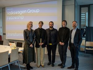 Benita von Maltzahn (Volkswagen Group), Sarah Groiß (Kunstvermittlung, Kunstmuseum Wolfsburg), Daniele Lauriola, Luisa Bergander, Andreas Beitin (Direktor Kunstmuseum Wolfsburg) Benita von Maltzahn (Volkswagen Group), Sarah Groiß (Kunstvermittlung, Kunstmuseum Wolfsburg), Daniele Lauriola, Luisa Bergander, Andreas Beitin (Direktor Kunstmuseum Wolfsburg)
