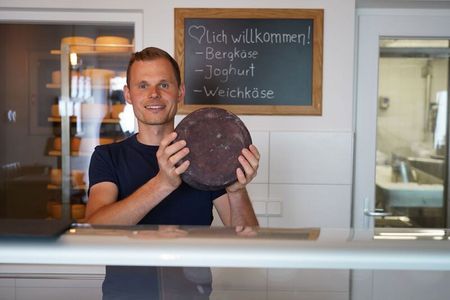 Käse und Milchprodukte vom Feinsten: Als „Direktvermarkter des Jahres 2025“ erhält Bauersfamilie Platter vom „Roter Hahn“-Wegerhof in Passeier/Stuls eine Auszeichnung für herausragende Qualität, gelebte Regionalität und Innovationsgeist