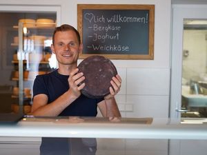 Käse und Milchprodukte vom Feinsten: Als „Direktvermarkter des Jahres 2025“ erhält Bauersfamilie Platter vom „Roter Hahn“-Wegerhof in Passeier/Stuls eine Auszeichnung für herausragende Qualität, gelebte Regionalität und Innovationsgeist Käse und Milchprodukte vom Feinsten: Als „Direktvermarkter des Jahres 2025“ erhält Bauersfamilie Platter vom „Roter Hahn“-Wegerhof in Passeier/Stuls eine Auszeichnung für herausragende Qualität, gelebte Regionalität und Innovationsgeist