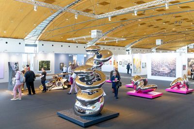 Der Skulpturenplatz der Galerie Bege aus Ulm mit Werken von Carlo Borer 