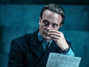 Der mysteriöse Woland (August Diehl) kommt als Tourist nach Moskau