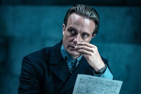 Der mysteriöse Woland (August Diehl) kommt als Tourist nach Moskau
