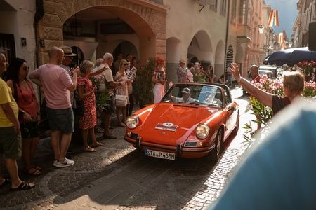 Meran im Oldtimer-Fieber: Im Rahmen der „Südtirol Classic Schenna“ fahren die 120 Teilnehmerfahrzeuge traditionell auch immer die größeren Städte jenseits des Brenners an