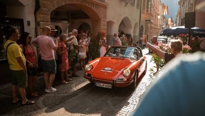 Meran im Oldtimer-Fieber: Im Rahmen der „Südtirol Classic Schenna“ fahren die 120 Teilnehmerfahrzeuge traditionell auch immer die größeren Städte jenseits des Brenners an