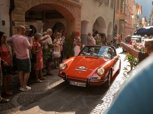 Meran im Oldtimer-Fieber: Im Rahmen der „Südtirol Classic Schenna“ fahren die 120 Teilnehmerfahrzeuge traditionell auch immer die größeren Städte jenseits des Brenners an Meran im Oldtimer-Fieber: Im Rahmen der „Südtirol Classic Schenna“ fahren die 120 Teilnehmerfahrzeuge traditionell auch immer die größeren Städte jenseits des Brenners an