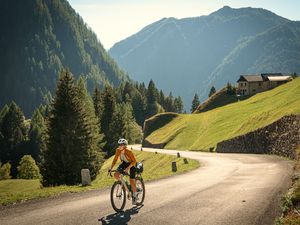 Vom Urbanzentrum direkt in die Natur: Rund um die Tessiner Hauptstadt Bellinzona führen neue Gravel-Routen entlang von Flüssen, durch grüne Hügellandschaft oder gleich in die umliegenden Berge Vom Urbanzentrum direkt in die Natur: Rund um die Tessiner Hauptstadt Bellinzona führen neue Gravel-Routen entlang von Flüssen, durch grüne Hügellandschaft oder gleich in die umliegenden Berge