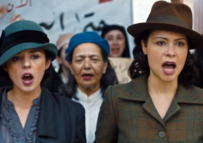 Khouloud (Yasmine al Massri, r.) protestiert mit Damen der arabischen Oberschicht gegen die britische Besatzung