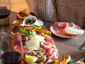 Die bayerische Alpenstadt Bad Reichenhall ist 2024 erstmals Schauplatz eines Frühlings-Streetfood-Festivals mit zahlreichen kulinarischen Überraschungen Die bayerische Alpenstadt Bad Reichenhall ist 2024 erstmals Schauplatz eines Frühlings-Streetfood-Festivals mit zahlreichen kulinarischen Überraschungen