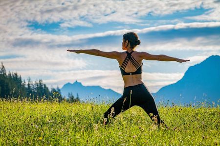 Den gesamten Herbst über praktizieren Yogis im Tiroler Lechtal verschiedene Übungen bei den Sessions von „Secret Garden Yoga“ im Auszeitdorf Gramais