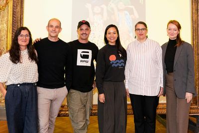 Foto mit dem Kurator*innenteam und den anwesenden Künstler*innen