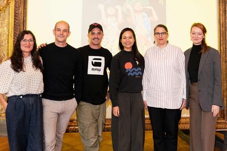 Foto mit dem Kurator*innenteam und den anwesenden Künstler*innen