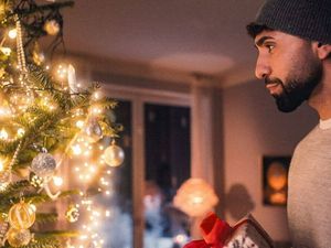 Nach entspannter Fahrt im Ford angekommen: Der Rapper MoTrip Nach entspannter Fahrt im Ford angekommen: Der Rapper MoTrip