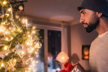 Nach entspannter Fahrt im Ford angekommen: Der Rapper MoTrip